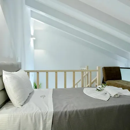 Villa Bratou Aqua Sleeps 4 With Garden *