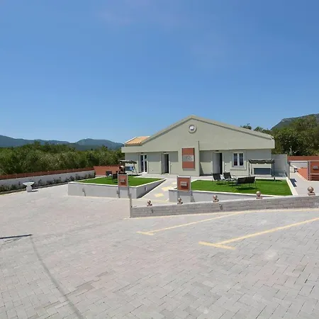 Bratou Aqua Sleeps 4 With Garden Villa *