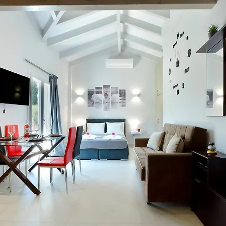 Villa Bratou Aqua Sleeps 4 With Garden *